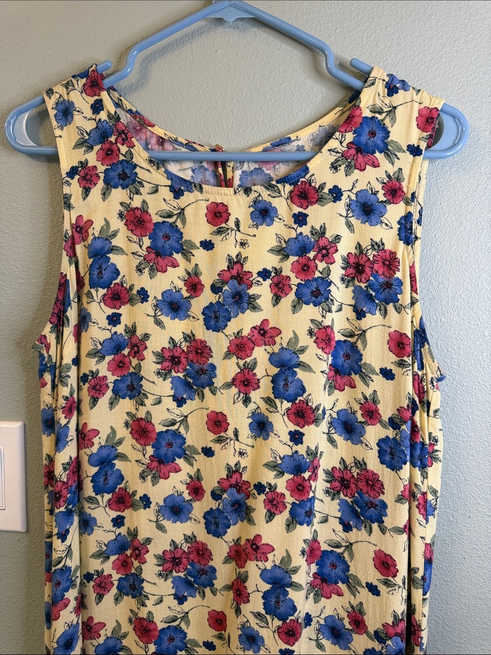 Women’s Vintage Floral Sleeveless Summer Top - Cream with Blue & Pink Flowers